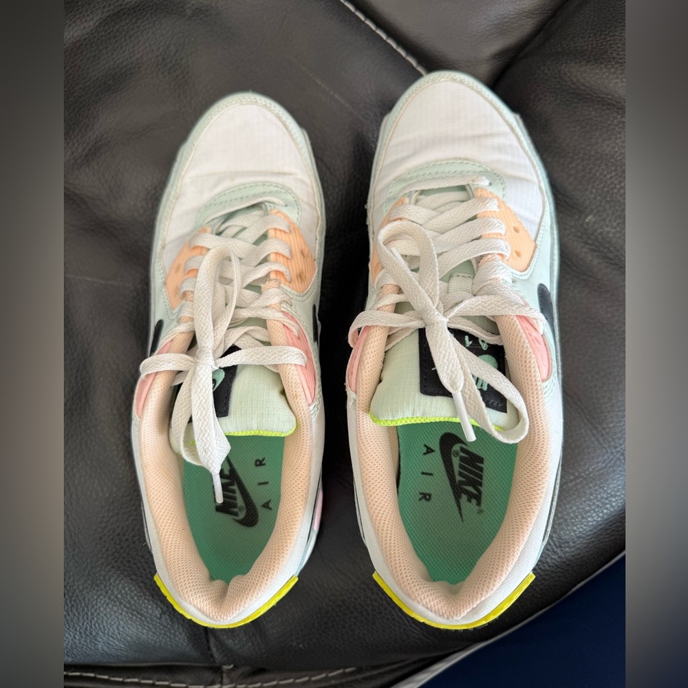 Women’s size 8.5 Nike VT2 running shoes. Pretty & comfortable. Wore a few times.